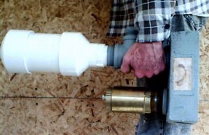 The Atlas Ram Pump carries easily 
to the pump site.